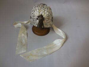 Bonnet de baptême à gland