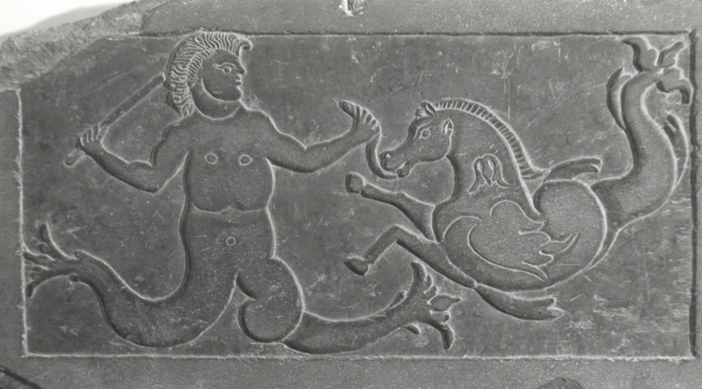 Plaque décorative gallo-romaine : Triton domptant un hippocampe