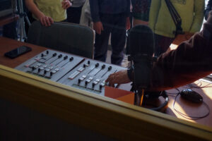 Un second groupe d'élèves en studio à Radio Parole de Vie