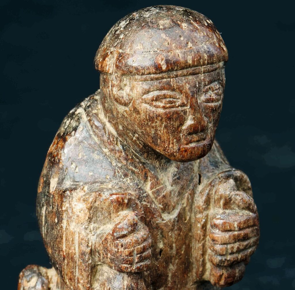 Figurine représentant un moine assis