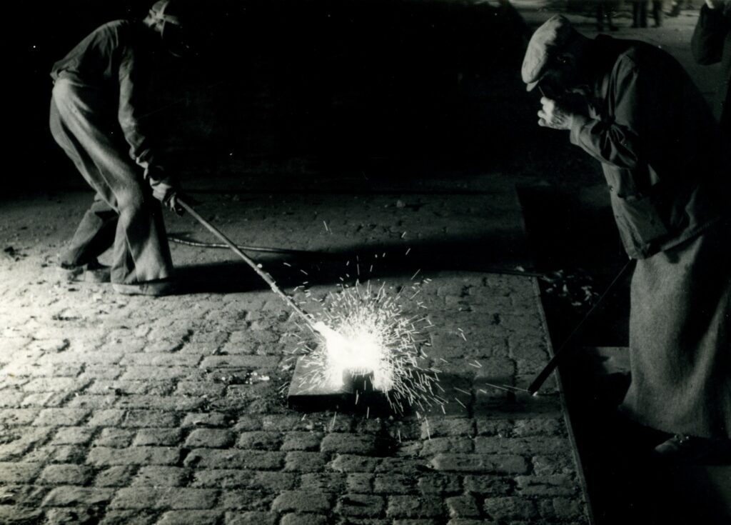 La Prise De L’éprouvette Photographe Inconnu Vers 1950