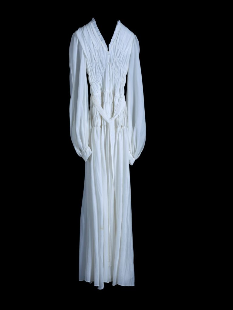 Robe de mariée en toile de parachute de Gilberte Savournin