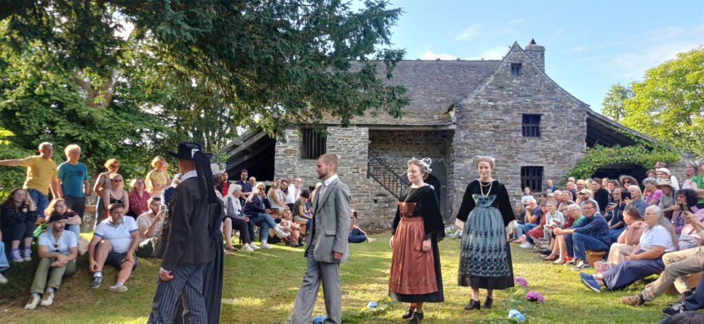 Fashion week à Saint-Rivoal - défilé de costumes traditionnels