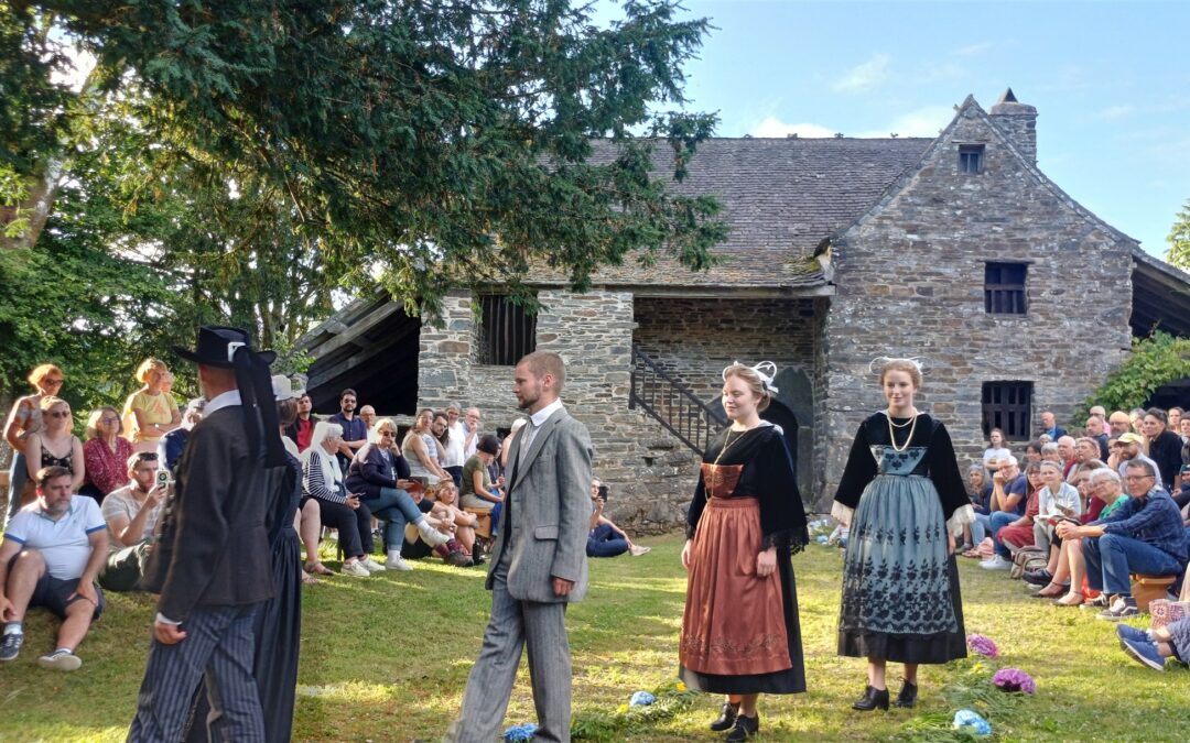 Fashion week à Saint-Rivoal – défilé de costumes traditionnels