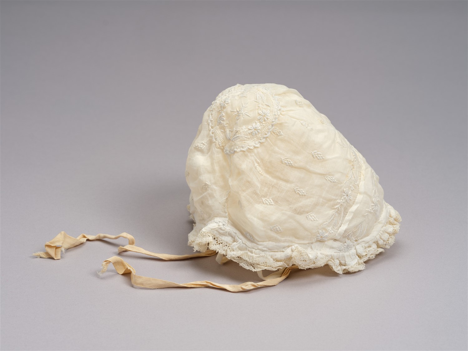 Bonnet de baptême, début du XXe siècle, 04.40.5. François Lauginie