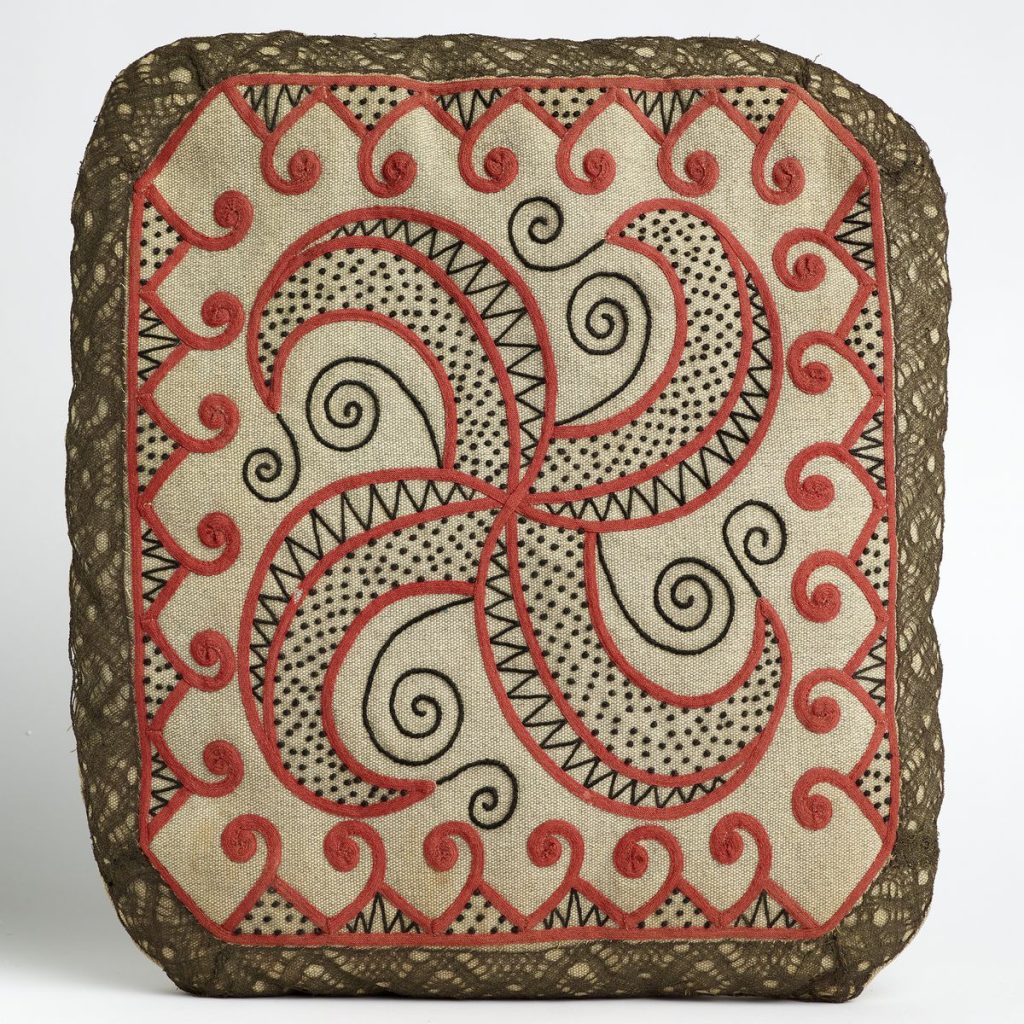 Des coussins de Jeanne Malivel, de la broderie Seiz Breur 