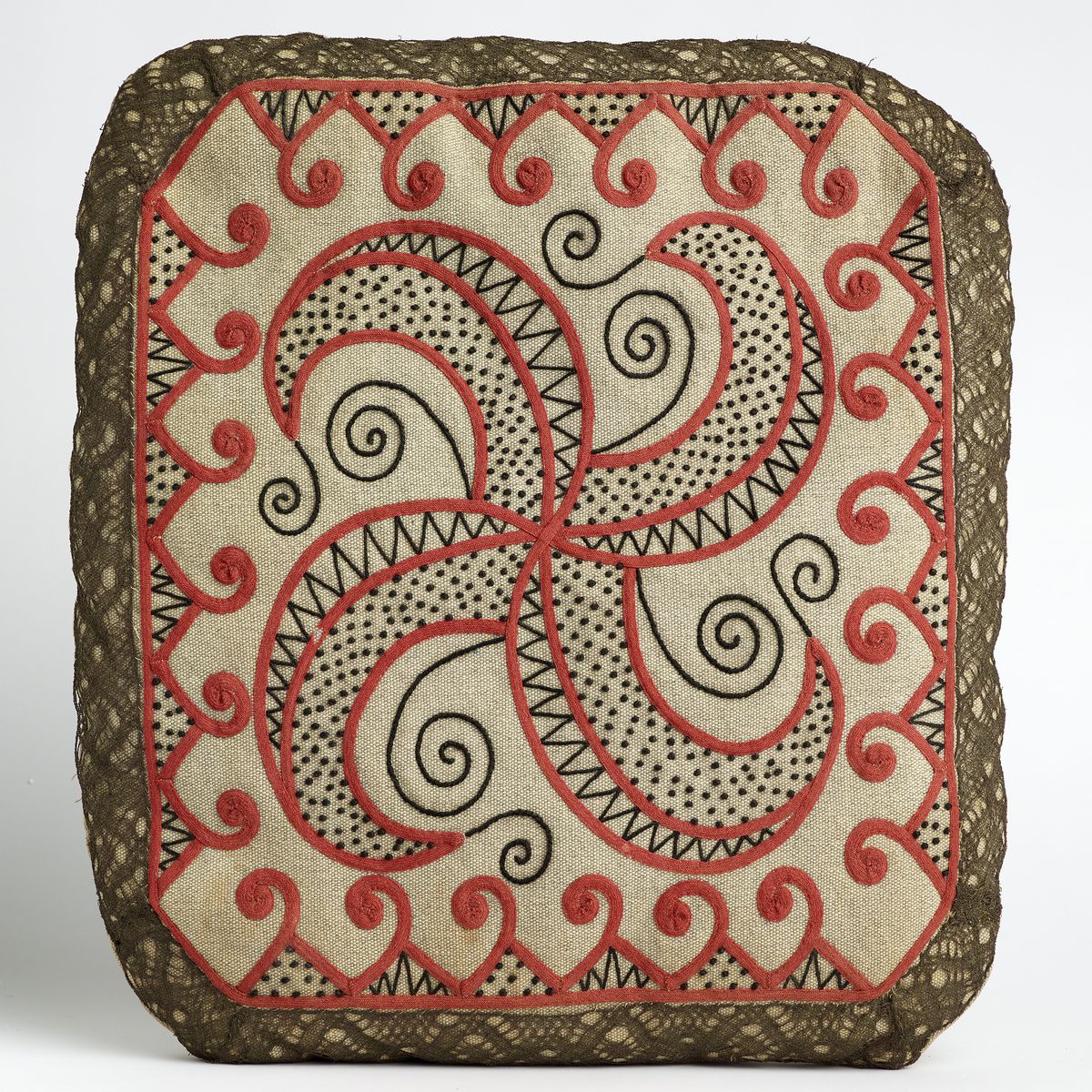 Coussin brodé de Jeanne Malivel. Motif de broderie. Collection en partage. Musée de Bretagne. N° d'inventaire. 2025.0017.1. Marque du Domaine Public