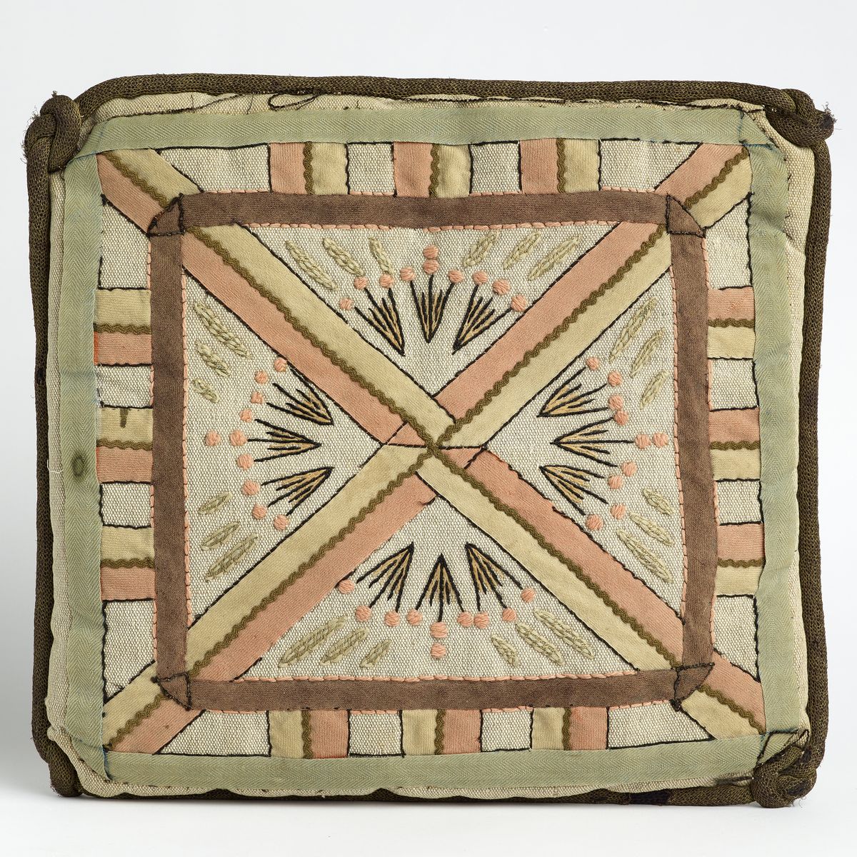 Coussin brodé de Jeanne Malivel. Motif de broderie. Collection en partage. Musée de Bretagne. N° d'inventaire. 2025.0017.2. Marque du Domaine Public