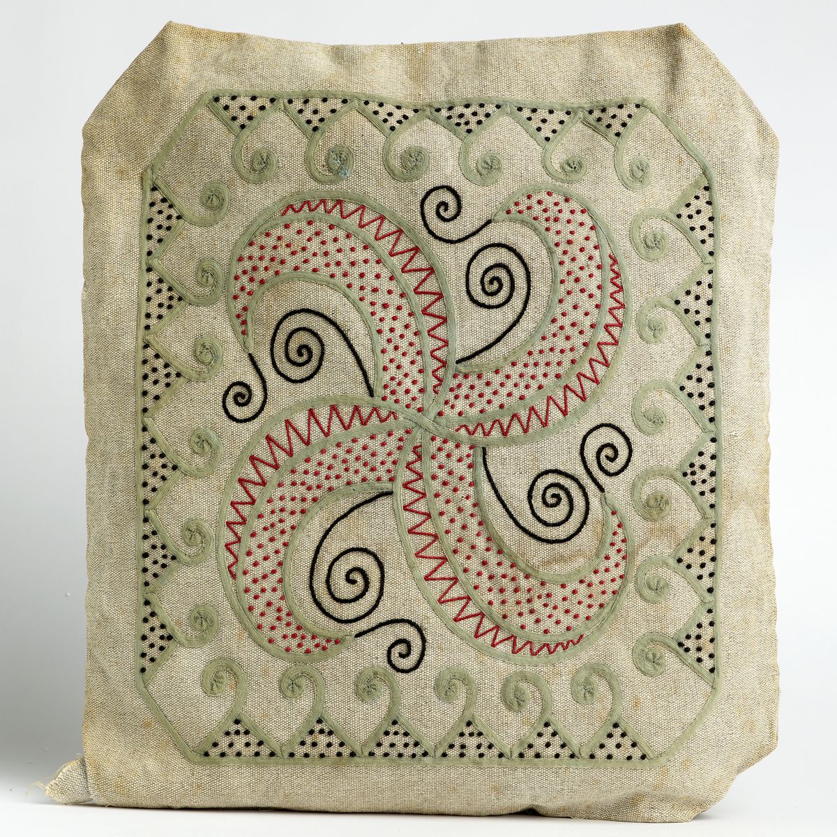 Housse de coussin brodé de Jeanne Malivel. Motif de broderie. Collection en partage. Musée de Bretagne. N° d'inventaire. 2025.0017.3. Marque du Domaine Public
